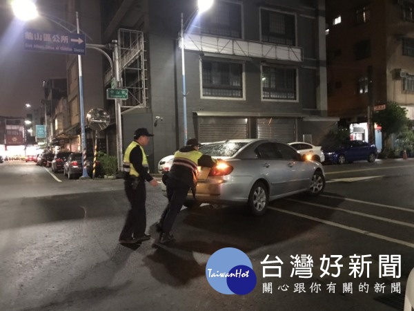 雨襲老爺車故障　勇警推車解危 台灣好新聞 第1張