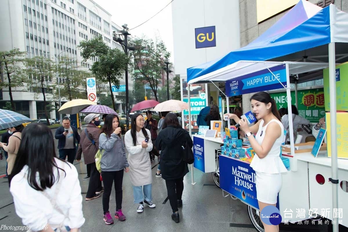 麥斯威爾的「HAPPY BLUE」主題咖啡車,自25日起分別在明曜百貨、南西誠品、信義ATT 4 FUN等地點,邀請專業的咖啡師現場調製咖啡讓消費者試喝。(圖/月姊 攝)