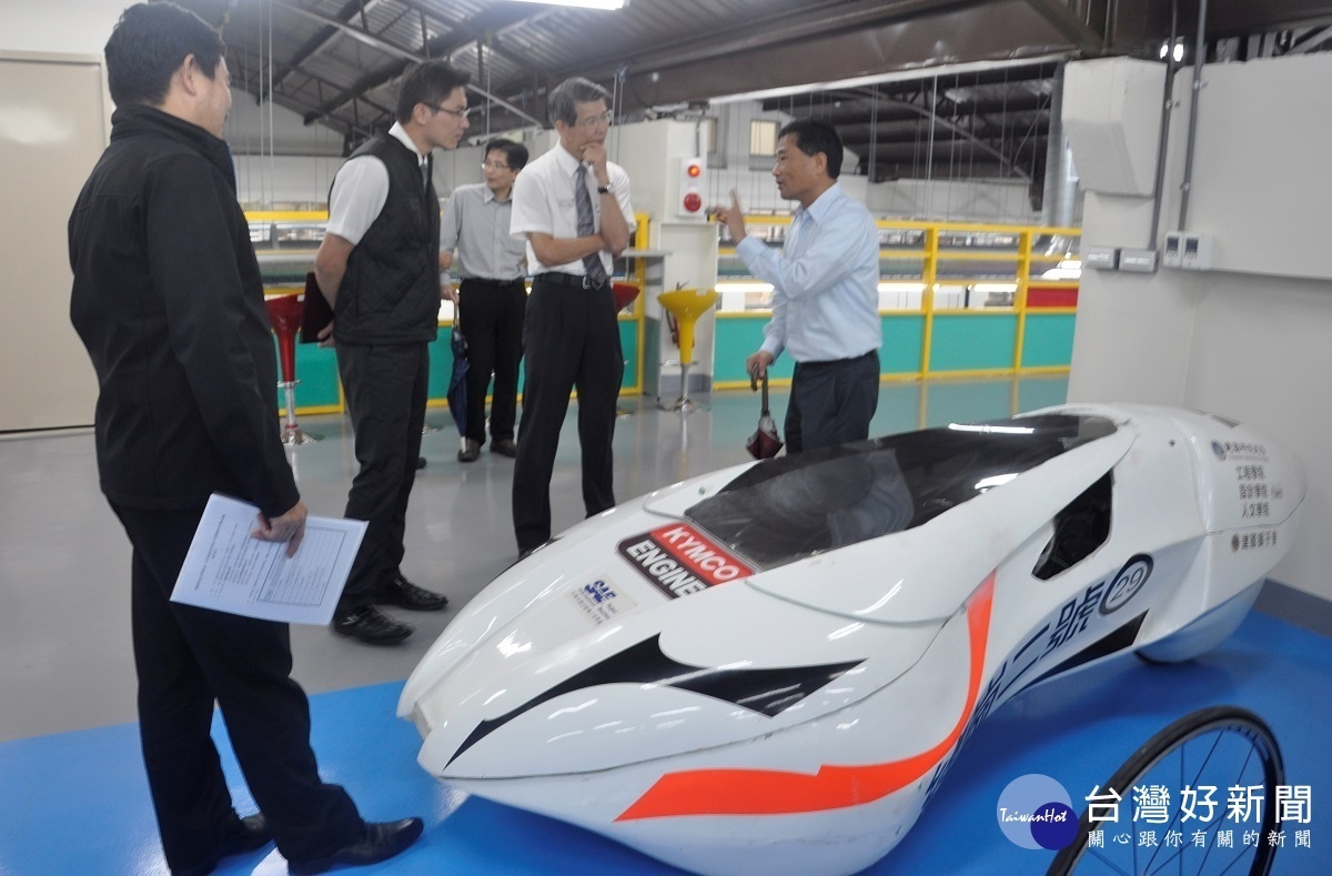昌一汽車公司唐景良董事長(左三)在參觀了建國科大學生製作的省油賽車後都甚感興趣,右四為建國科大曾憲中副校長他也是國內的汽車工程專家。
