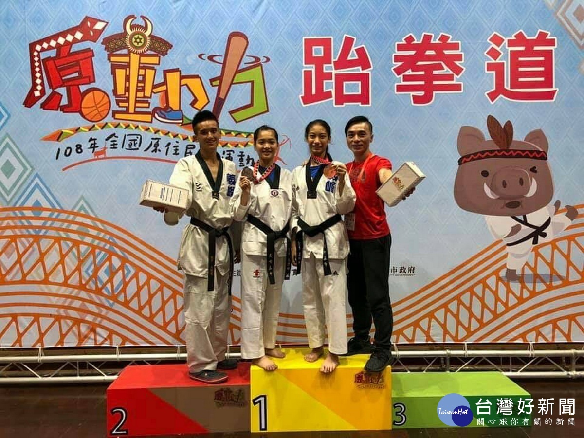 跆拳道教練朱建安(右)率子弟兵出戰拿下3金。
