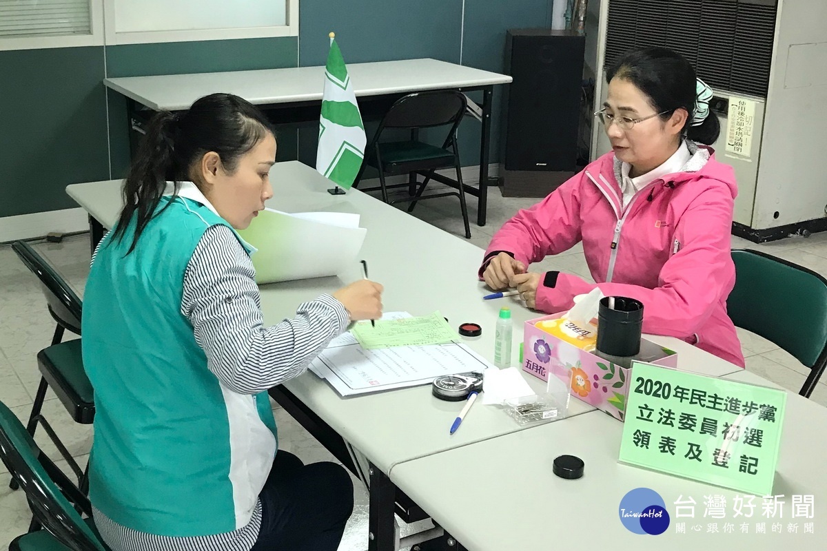 立法委員陳賴素美於民進黨桃園市黨部辦理桃園市第二選區立委黨內初選登記。