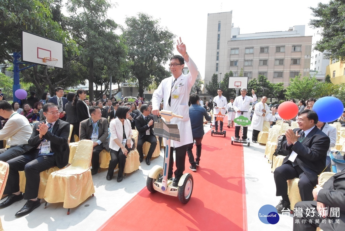 秀傳醫院醫療團隊，由院長李佩淵率隊進場。圖／記者鄧富珍攝