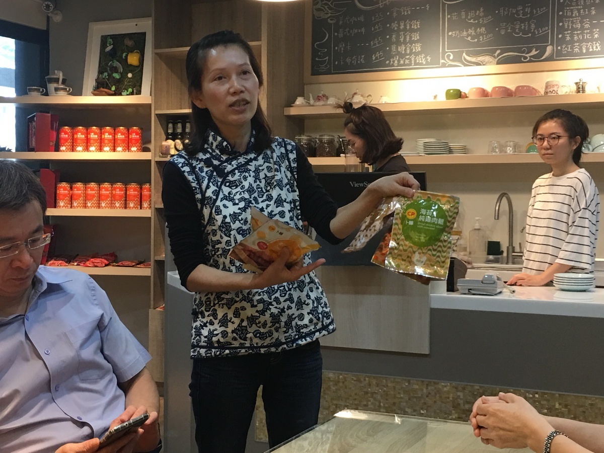行銷協理陳佳勤不忘推介肉製加工新品。(記者扶小萍攝)
