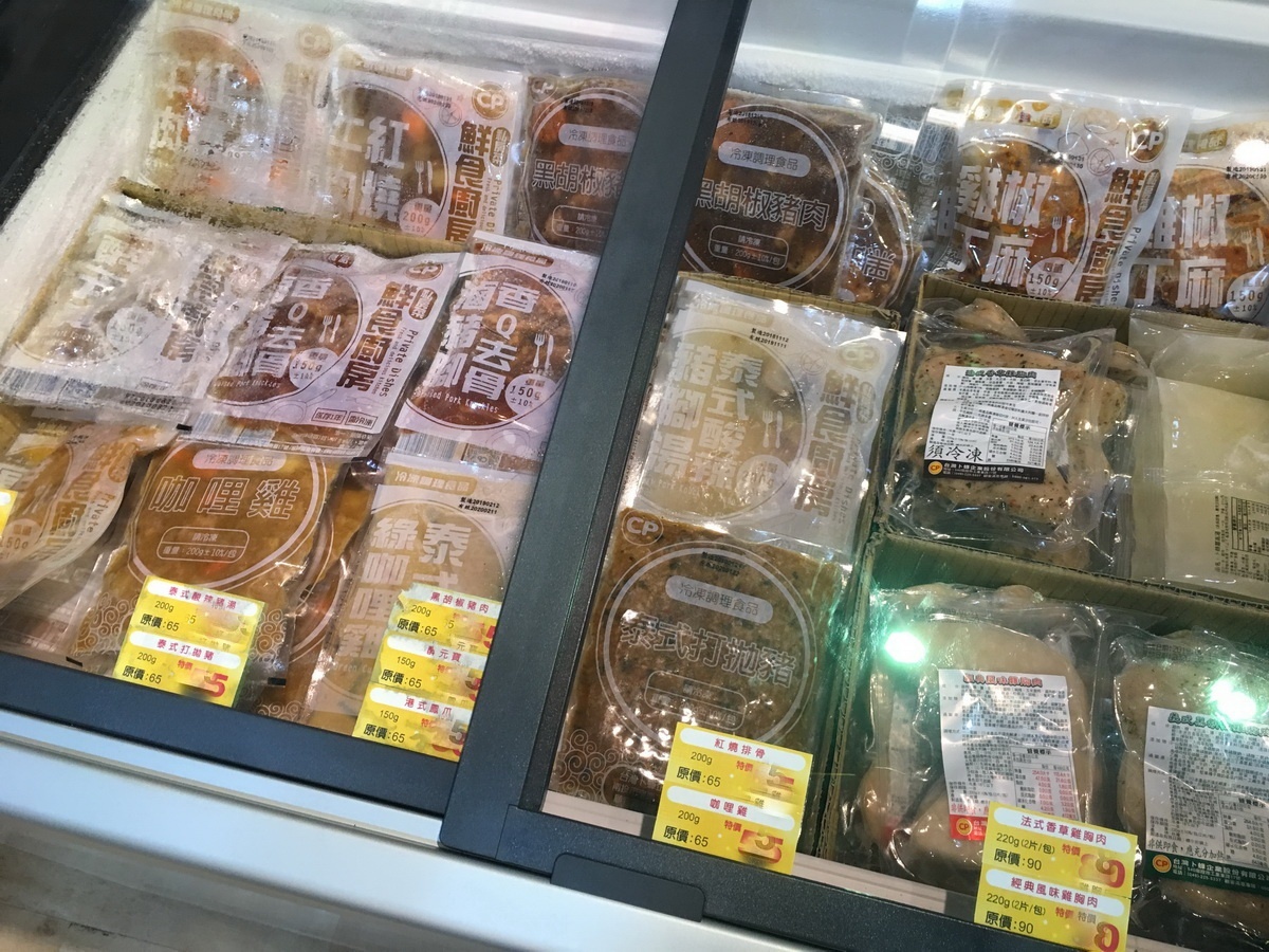 這些冷凍製品回家熱一下就可食用。(記者扶小萍攝)