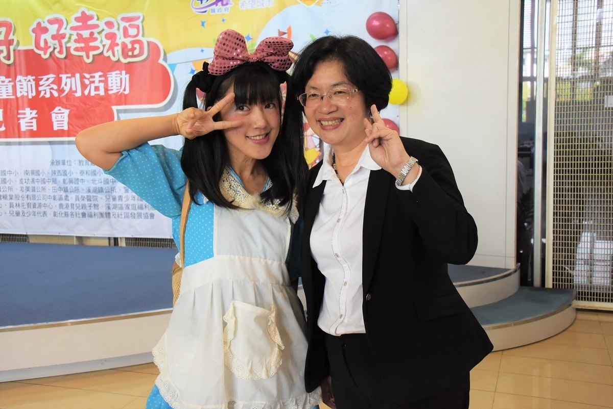 兒童節系列活動縣長王惠美與蘋果劇團團員的祝福。圖/記者鄧富珍攝