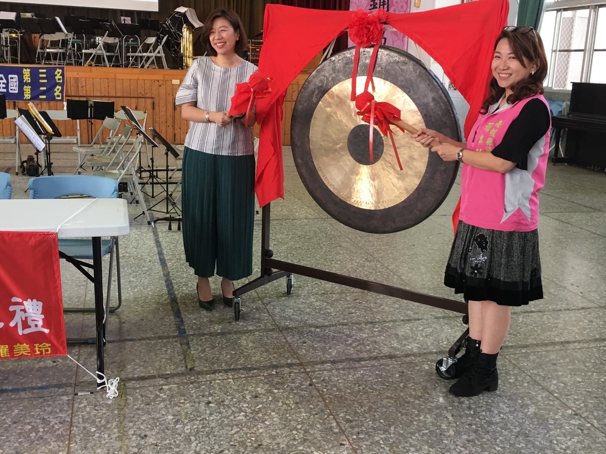 立委林靜儀與議員羅美玲為新樂器啟用敲鑼。(記者扶小萍攝)