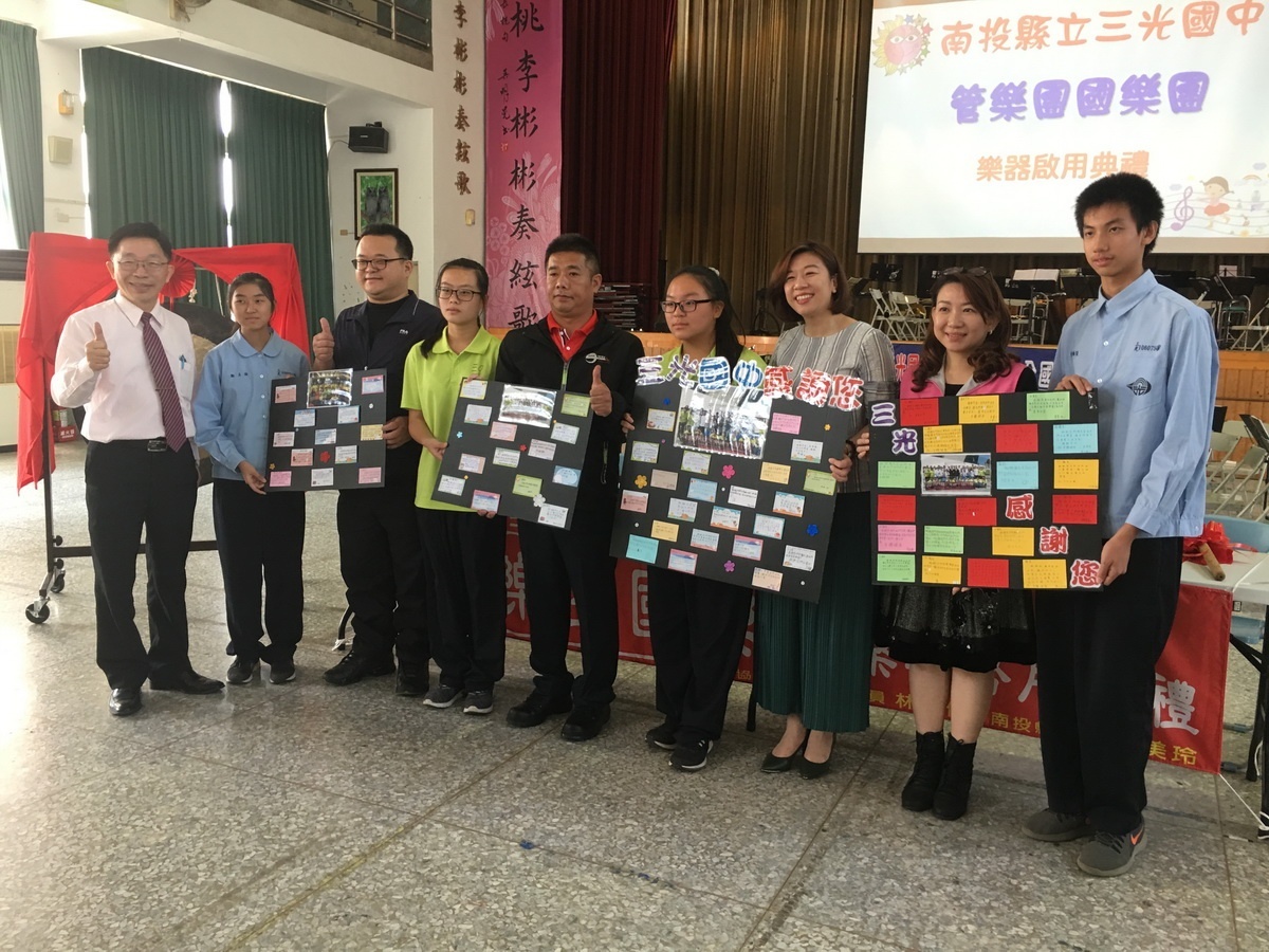 同學代表致送感謝言。(記者扶小萍攝)