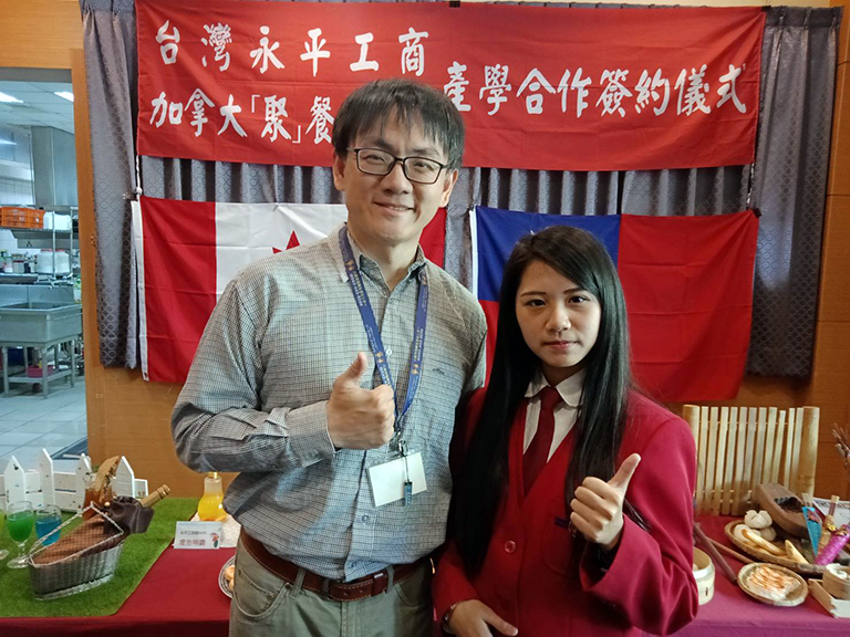 ▲率團出國的公關主任莊建龍（圖左）及參加產學合作的觀光科高二學生唐嘉苙（右）。