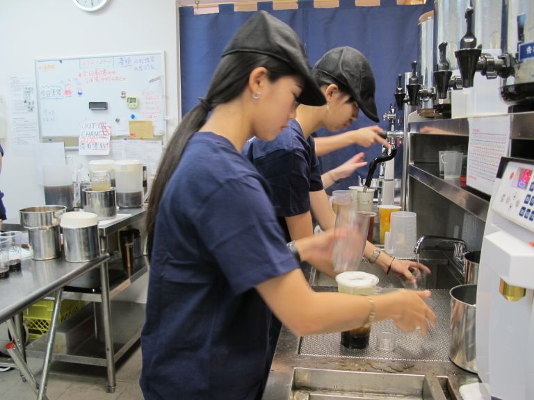 ▲在加拿大餐廳飲料店內，餐飲科同學們實際操作飲料製作（見圖）。（圖╱永平工商提供）