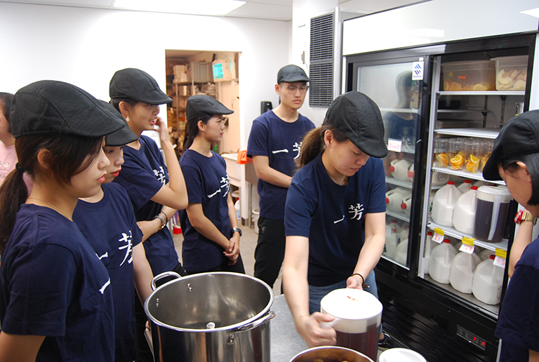 ▲在加拿大餐廳飲料店內，餐飲科同學們實際操作飲料製作（見圖）。（圖╱永平工商提供）