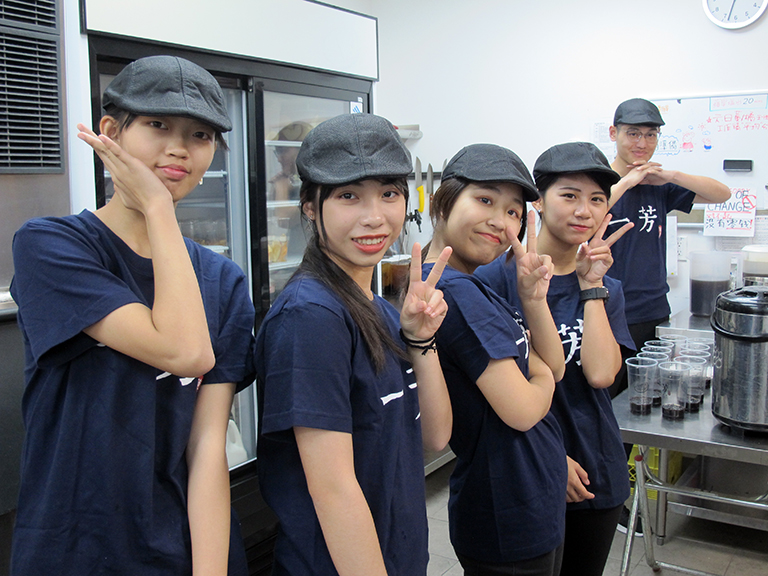 ▲難得趁學習空檔，跨國學習的同學們為自己的努力加點油，並期許學習成功勝利！（圖╱永平工商提供）