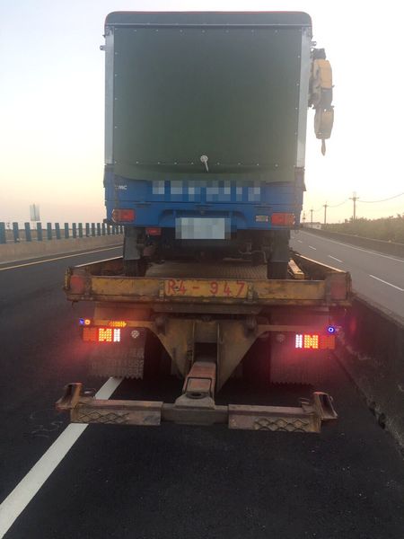 民眾駕駛小貨車於台61線快速道路突然拋錨,求助無門之際,北港警分局蔦松派出所巡警及時伸出援手,聯絡拖吊車協助送修,避免發生交通事故。