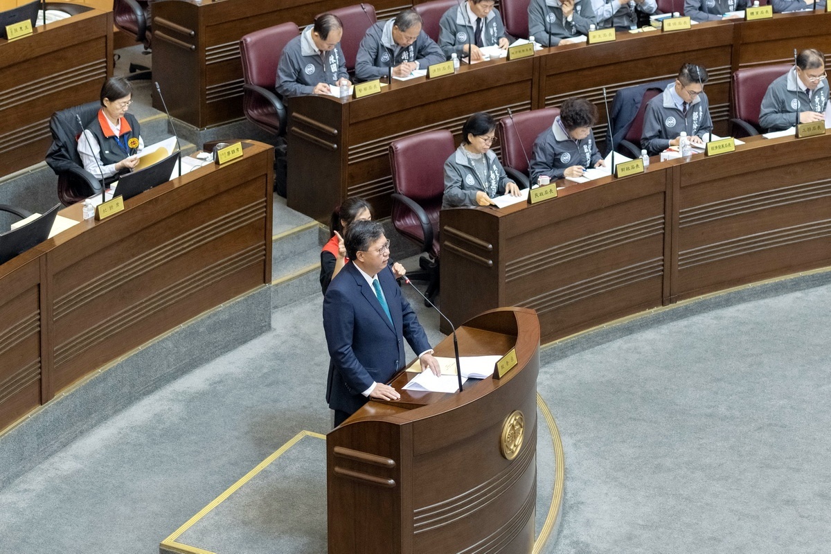桃園市長鄭文燦於市議會議事堂上進行施政報告。
