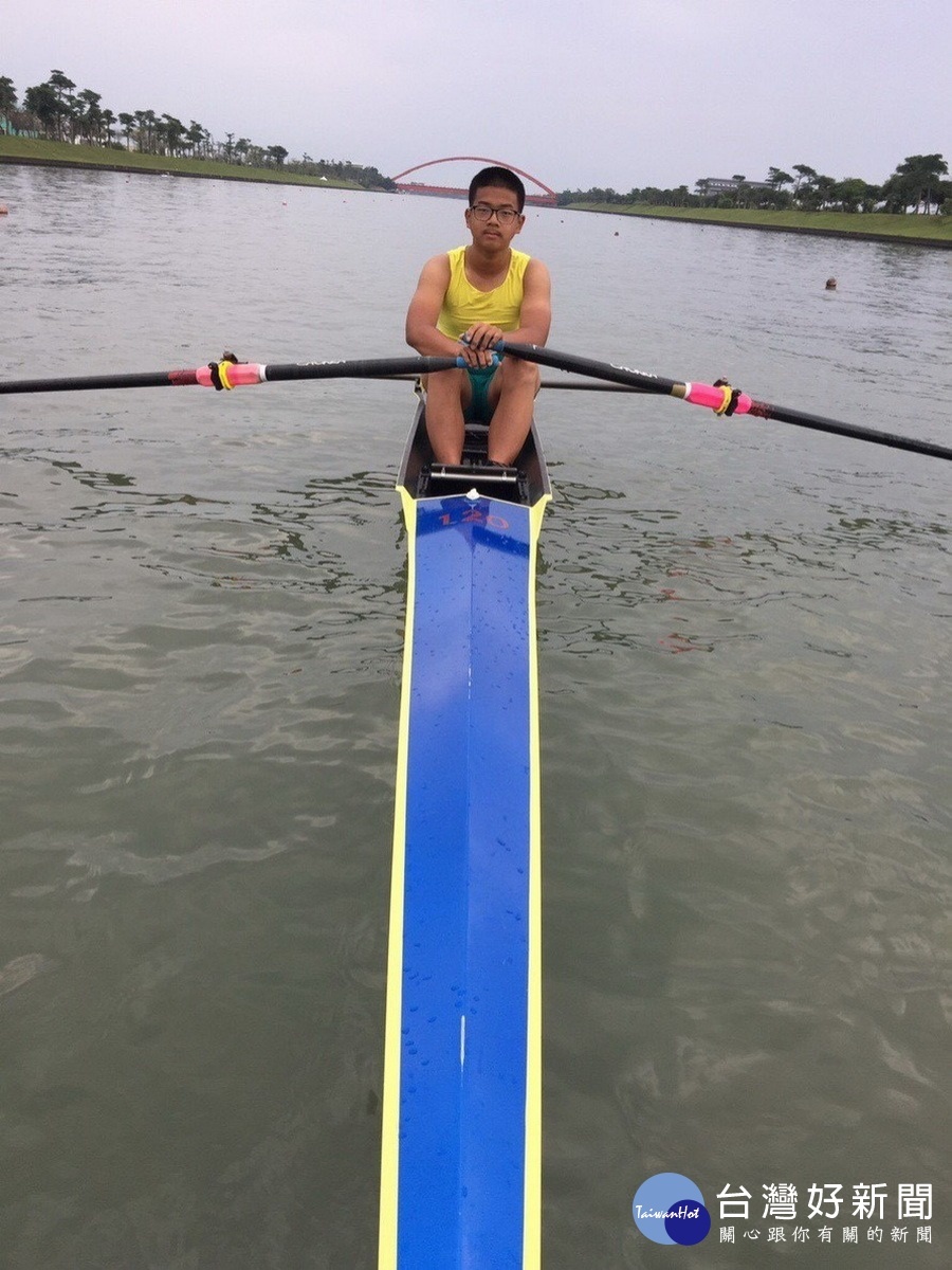 單人雙槳金牌王浩宇同學水上英姿。