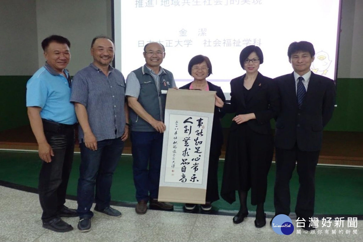 大潭社區發展協會理事長黃錫家贈送墨寶感謝。
