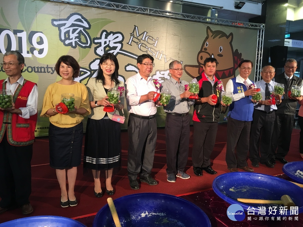 此時製做脆梅風味絕佳,林縣長與大家共同推薦。(記者扶小萍攝)
