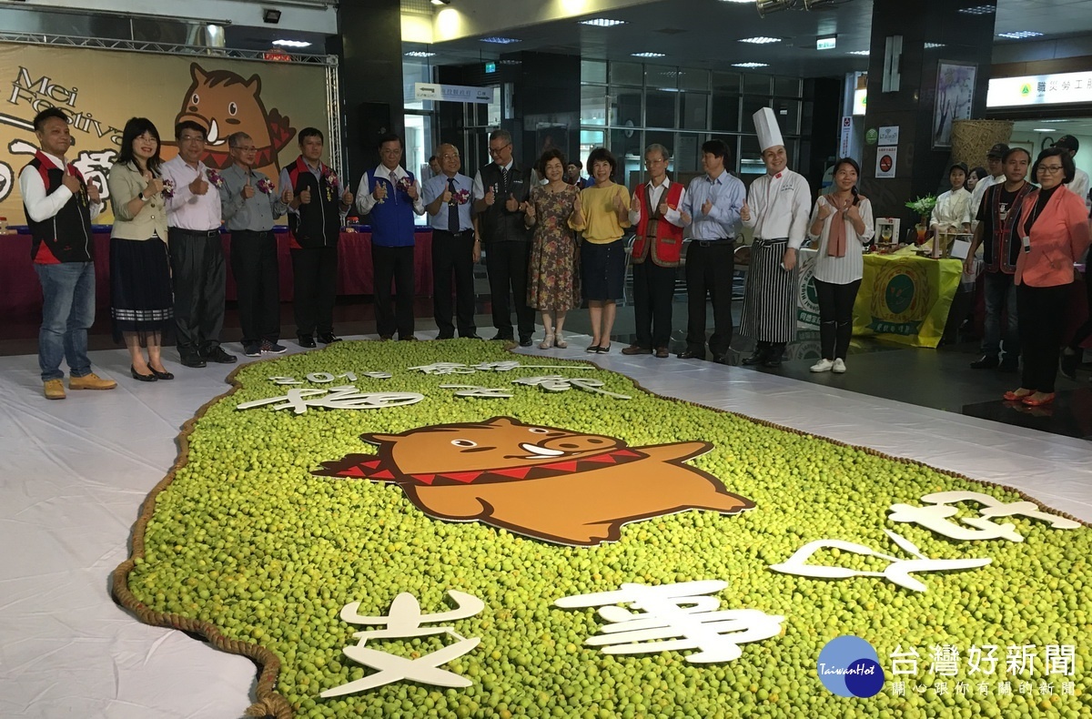 來賓在梅子舖陳出台灣地圖前說讚。（記者扶小萍攝）