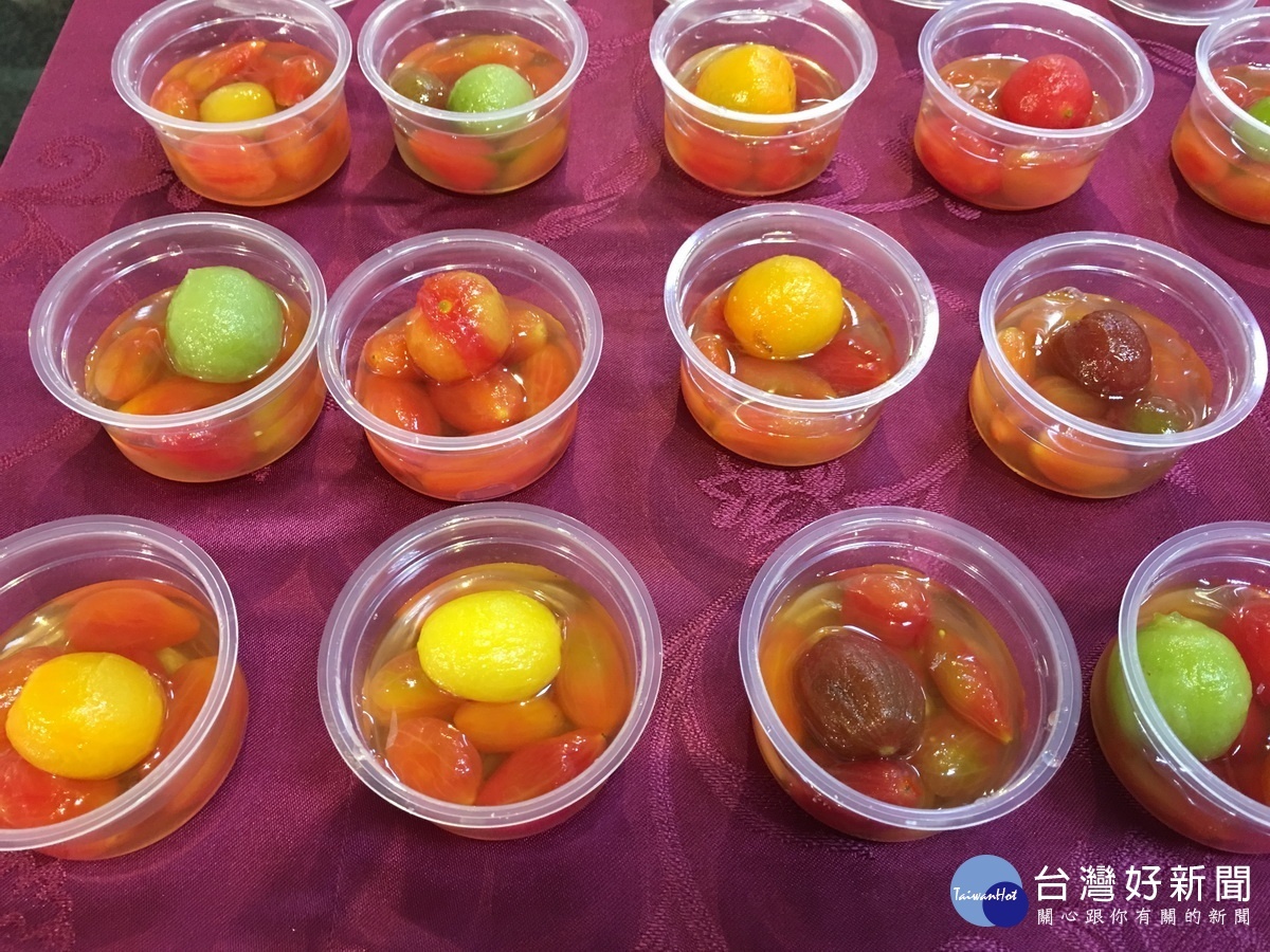 同德師生推薦梅子+小蕃茄風味絕佳。(記者扶小萍攝)
