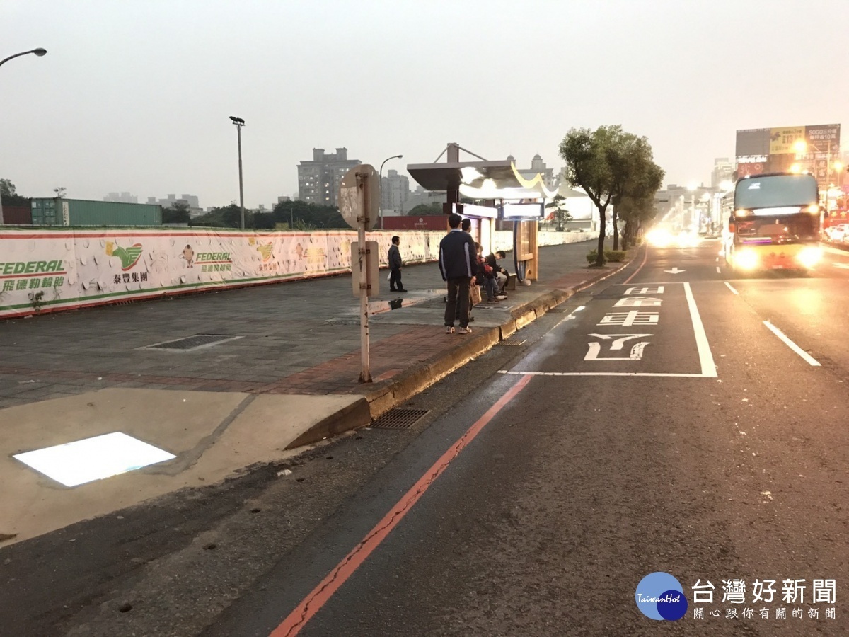 候車亭增設身障坡道，以消除與路面的高低落差，也設置發光型LED無障礙標誌，使身障坡道在夜間更明顯。