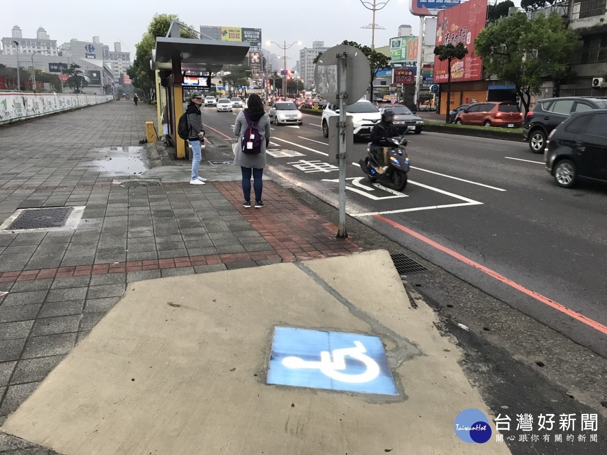 候車亭增設身障坡道，以消除與路面的高低落差，也設置發光型LED無障礙標誌，使身障坡道在夜間更明顯。