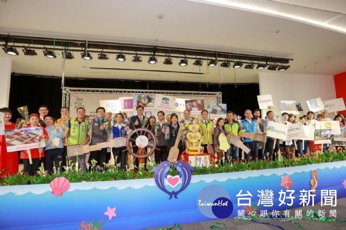 桃園市長鄭文燦邀請全國民眾安排連假行程，參觀以「幸福經濟學」結合產、學、農三領域打造的彩色海芋季
