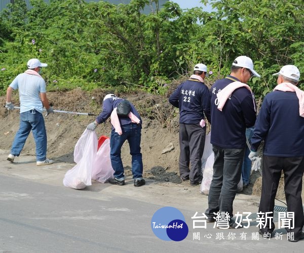 台塑六輕廠響應麥寮鄉公所環境清潔活動，由麥管部副總陳文仰率160名清潔志工清掃街道與整理環境，展現廠鄉一家親的誠意。（記者陳昭宗拍攝）