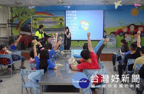 北港警方深入校園宣導防治家庭暴力、兒少性剝削、反酒駕等，希望培養學生具備自我安全防護的觀念與能力。（記者陳昭宗拍攝）