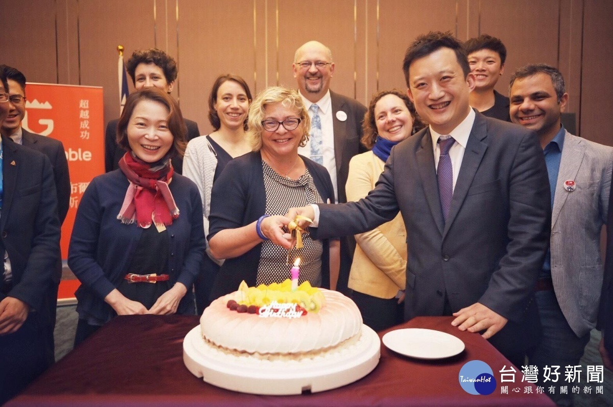 桃園市與法國格勒諾布爾阿爾卑斯大都會區明(29)日締結姊妹市將滿一周年,晚宴上,雙方代表也共同切蛋糕慶祝周年紀念。
