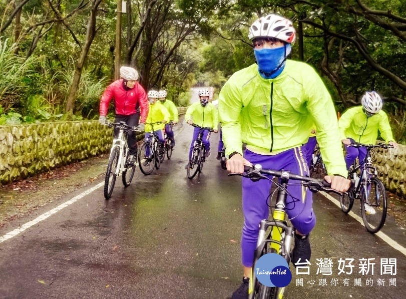 龜山國中從去年9月推動「轉動騎跡」單車圓夢計畫,圖為教練帶領學生進行單車路訓