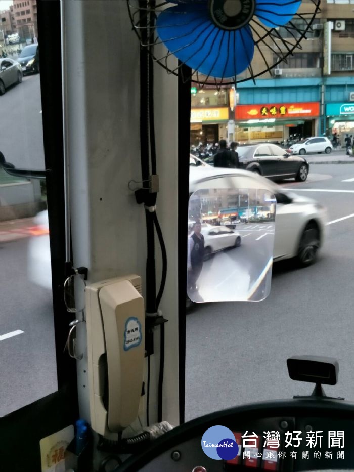 桃園客運之公車裝設放大照地鏡、後照鏡與凸透鏡面