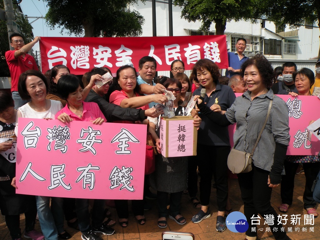 市議員李麗華和婆婆媽媽捐款救賣菜郎。林重鎣攝
