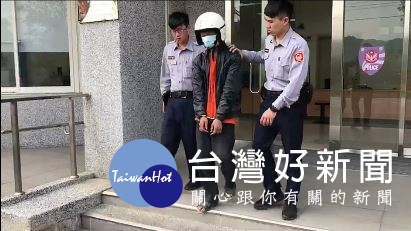大溪警方查獲王嫌竊香油錢,並拿出監視器讓王嫌無法狡辯。