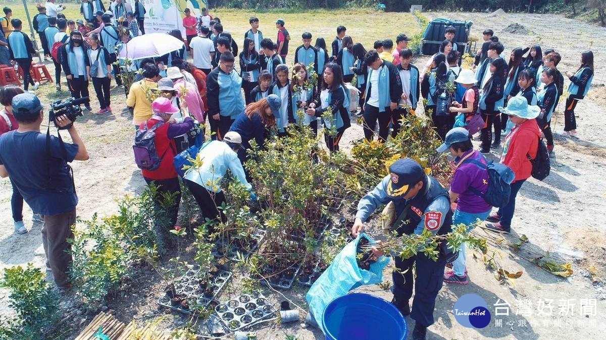 南投林區管理處提供樹苗300株予活動參加者領取。