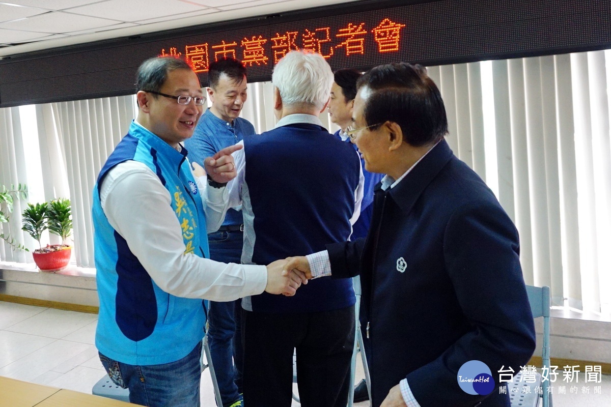 吳志揚宣布轉戰艱困選區記者會後，會人員呈現一片祥和相互致意。