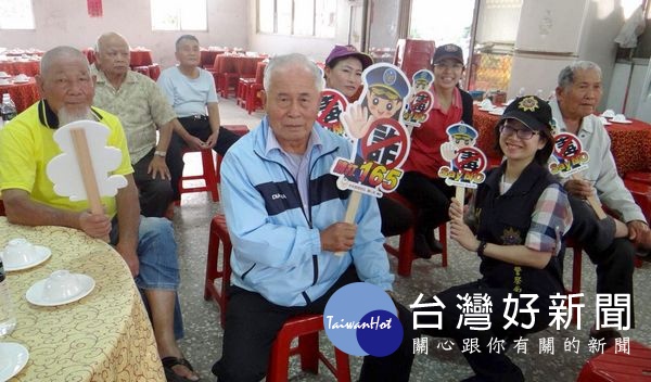 北港警方前往草湖長壽俱樂部為長者做交通安全及反詐騙宣導，更提供「指紋按捺」服務，長輩們讚揚不已。（記者陳昭宗拍攝）