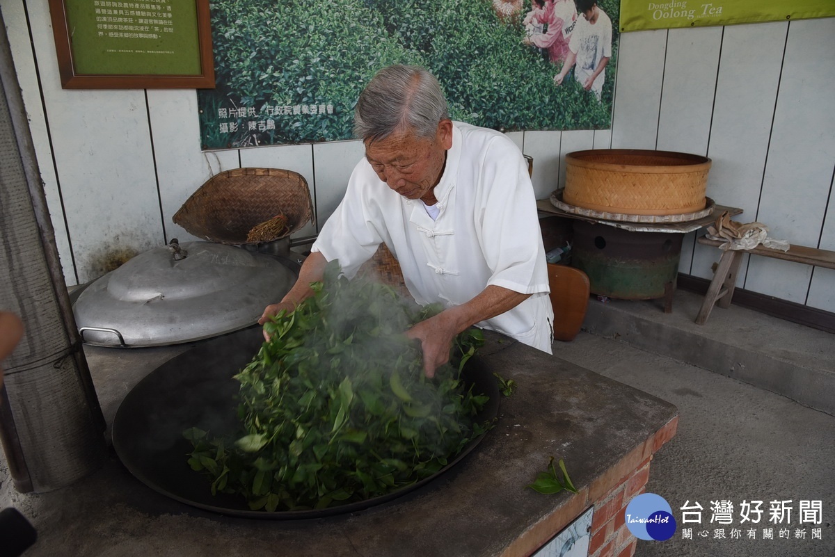 手炒茶靠經驗憑雙手感覺。