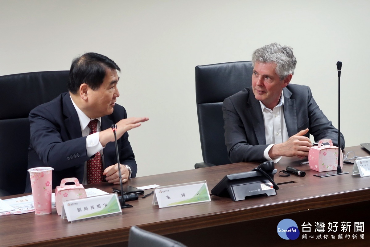 荷蘭Nelen & Schuurmans公司董事兼創始人Fons Nelen與桃園市政府水務局長劉振宇進行經驗與技術交流。
