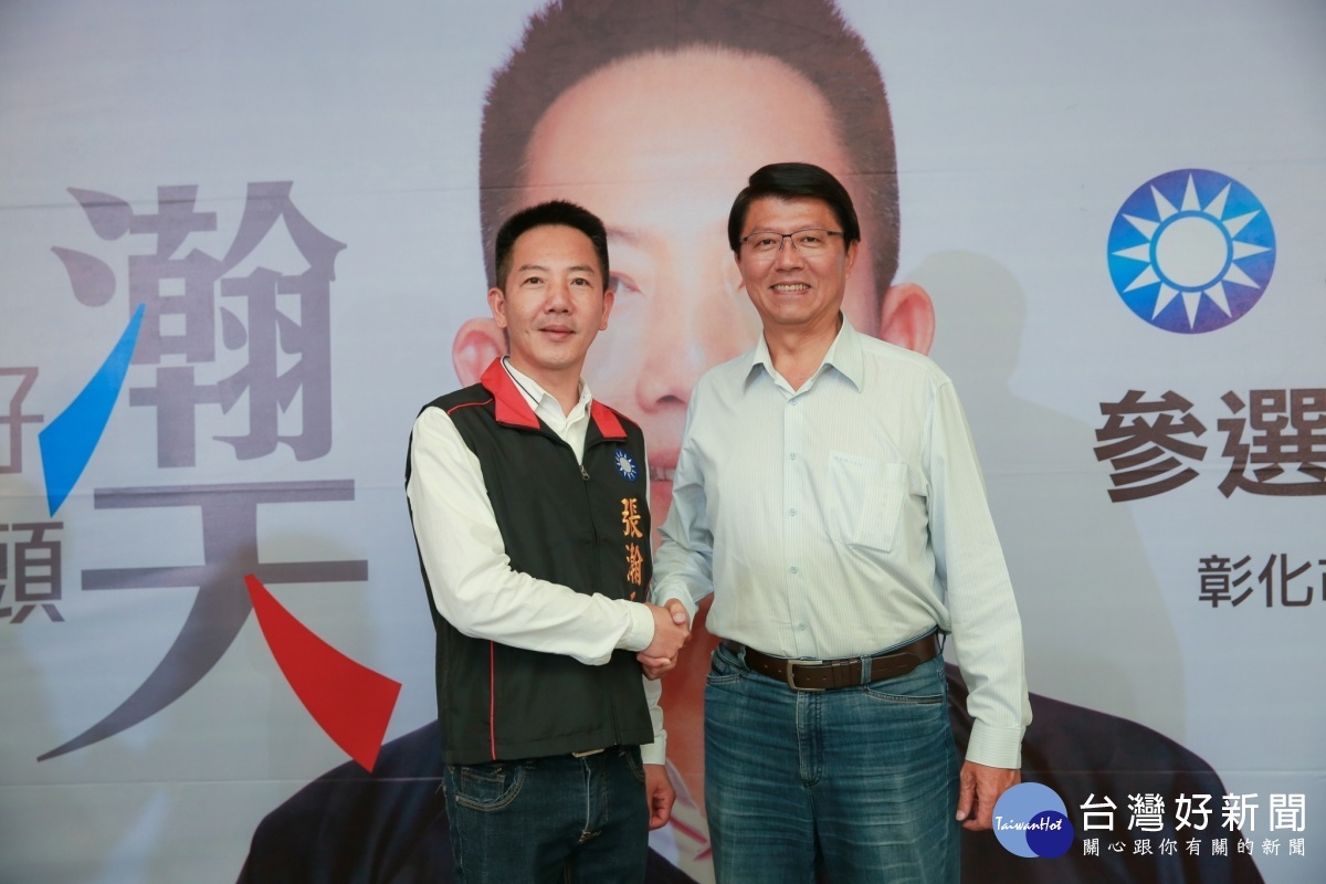 台南市議員也是國民黨台南市主委謝龍介擔任神秘嘉賓全力支持農家子弟張翰天投入立委選舉。圖/記者鄧富珍攝