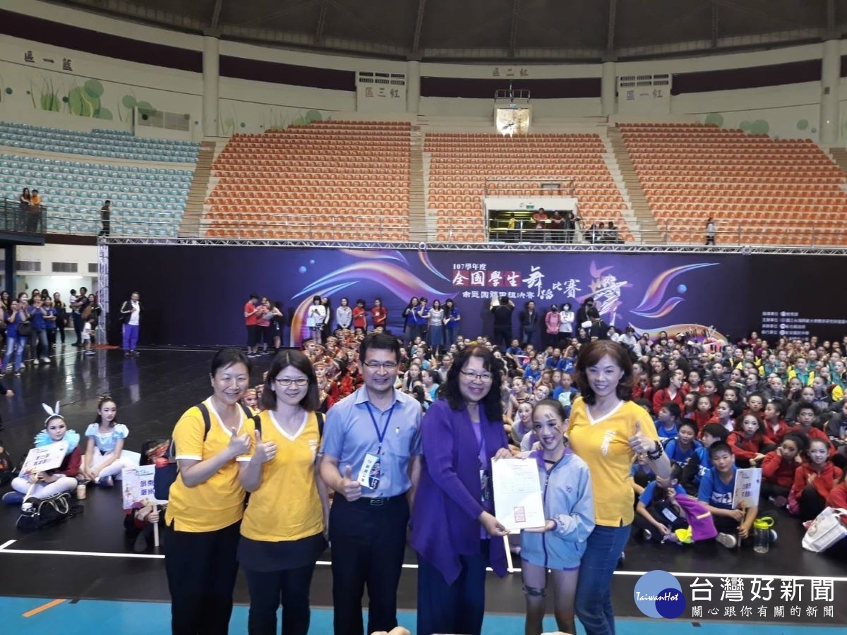 教育處處長陳逸玲頒獎鼓勵小選手。圖/彰化縣政府教育處提供