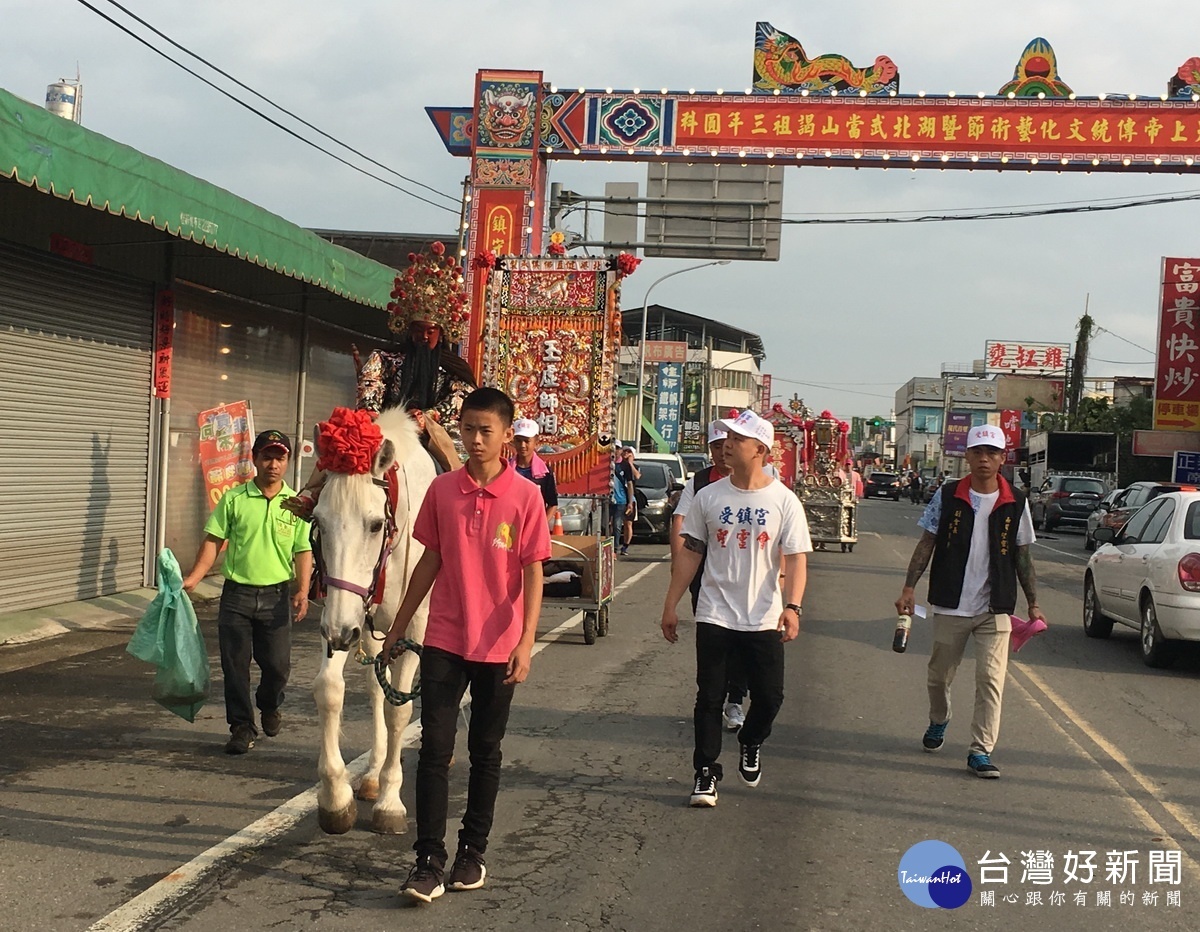 玄天上帝騎白馬出巡超神騎。（記者扶小萍攝）