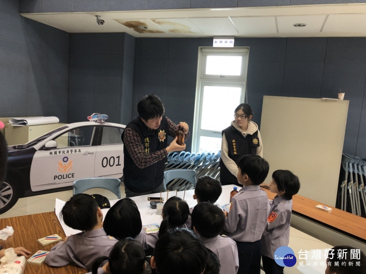 警察局慶祝兒童節關懷弱勢,辦理育幼院童小小警察營。