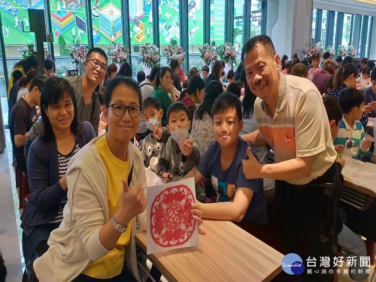 紙藝老師秀傳剪紙趣 紫斑蝶剪紙讓小朋友歡度兒童節