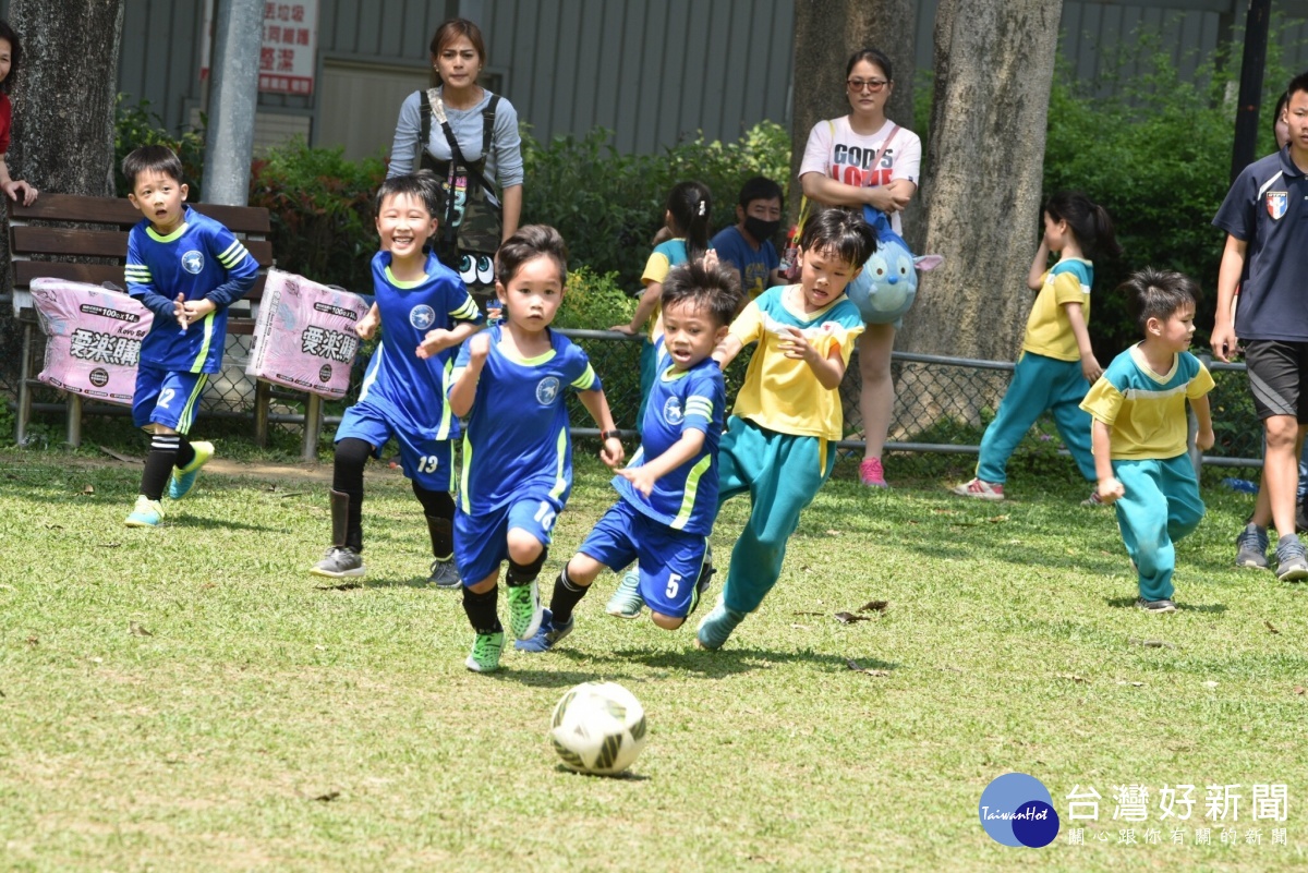 第一屆社皮小皮球幼兒足球賽　大小孩享受踢球樂趣 台灣好新聞 第2張