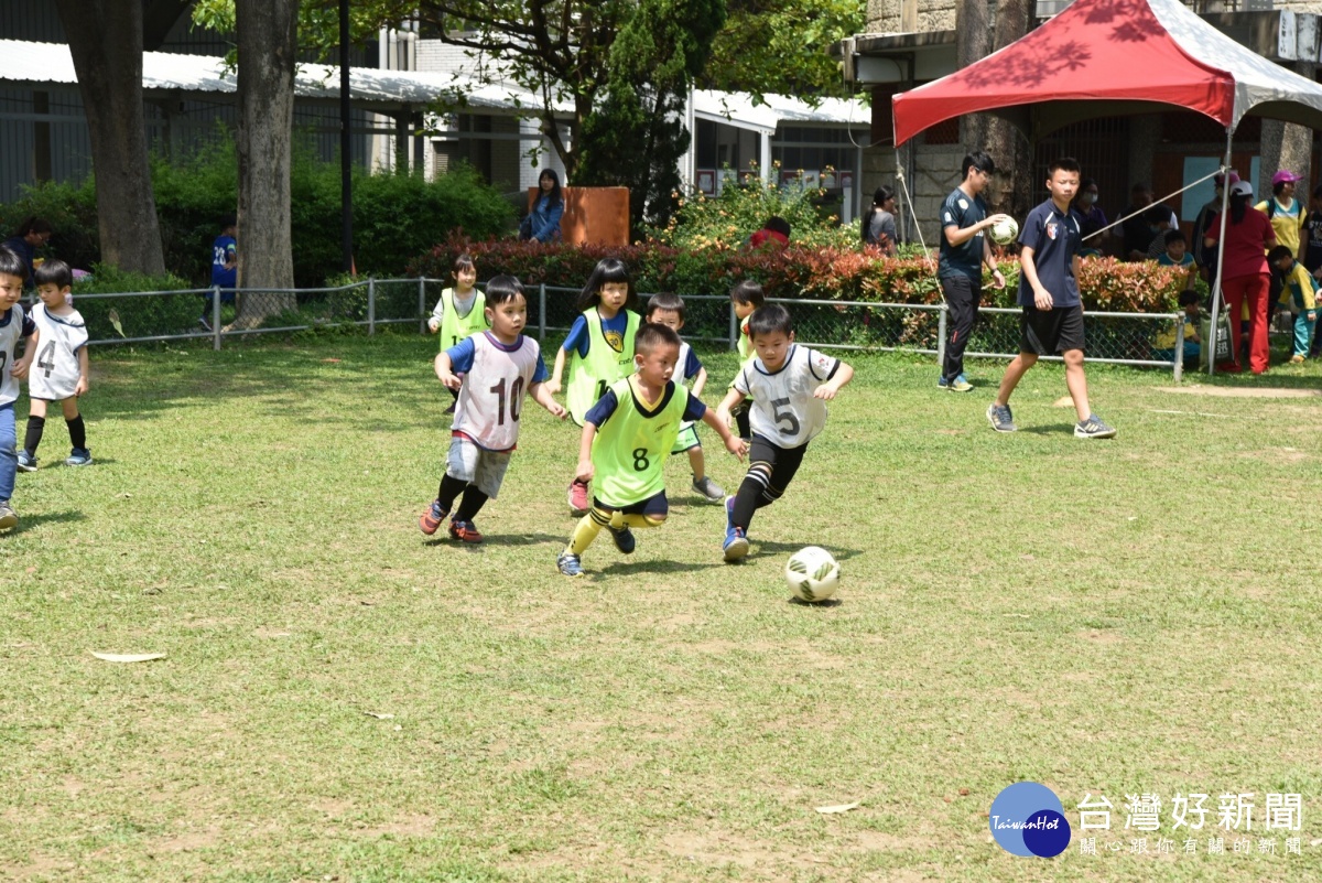 第一屆社皮小皮球幼兒足球賽　大小孩享受踢球樂趣 台灣好新聞 第3張