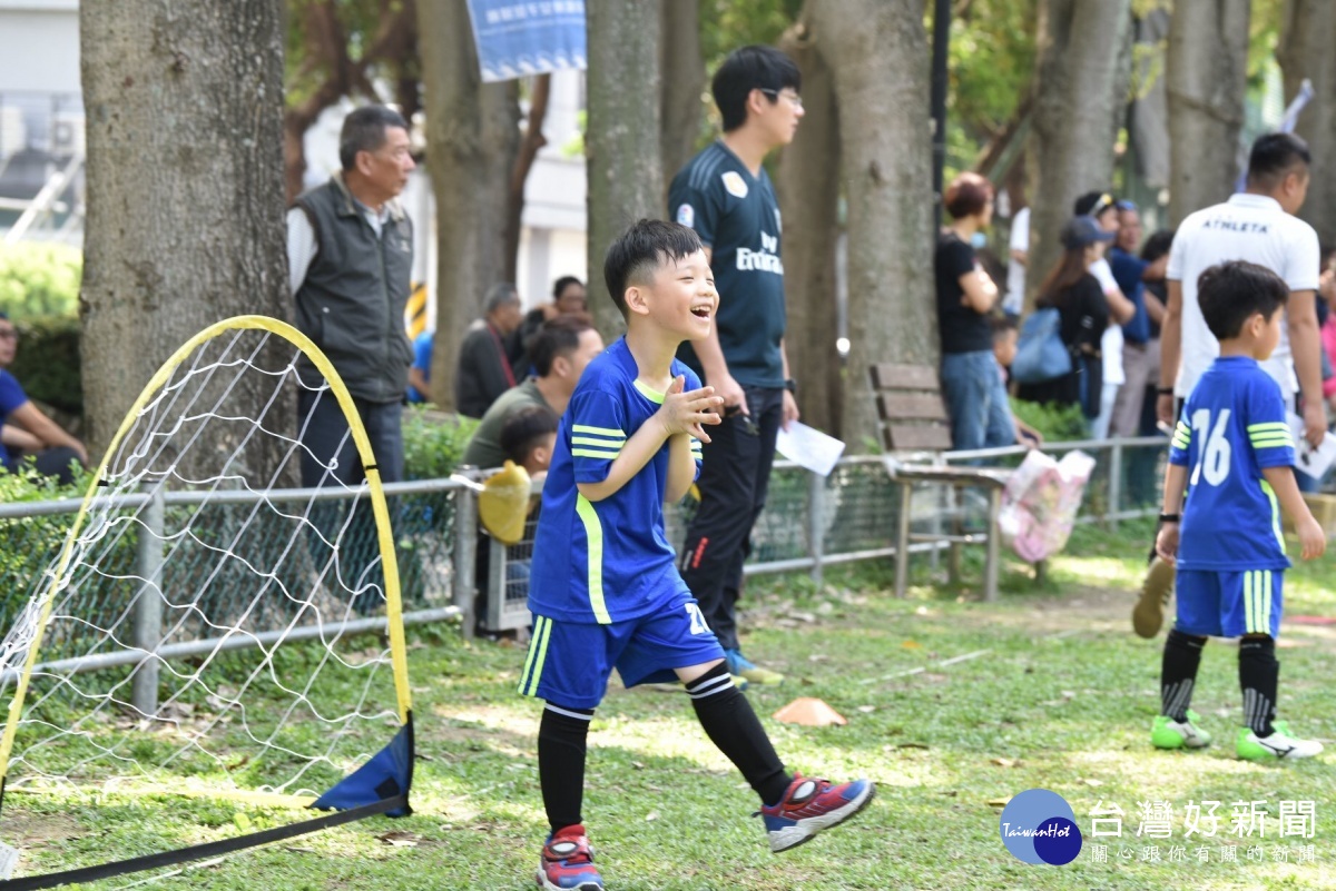 第一屆社皮小皮球幼兒足球賽　大小孩享受踢球樂趣 台灣好新聞 第4張
