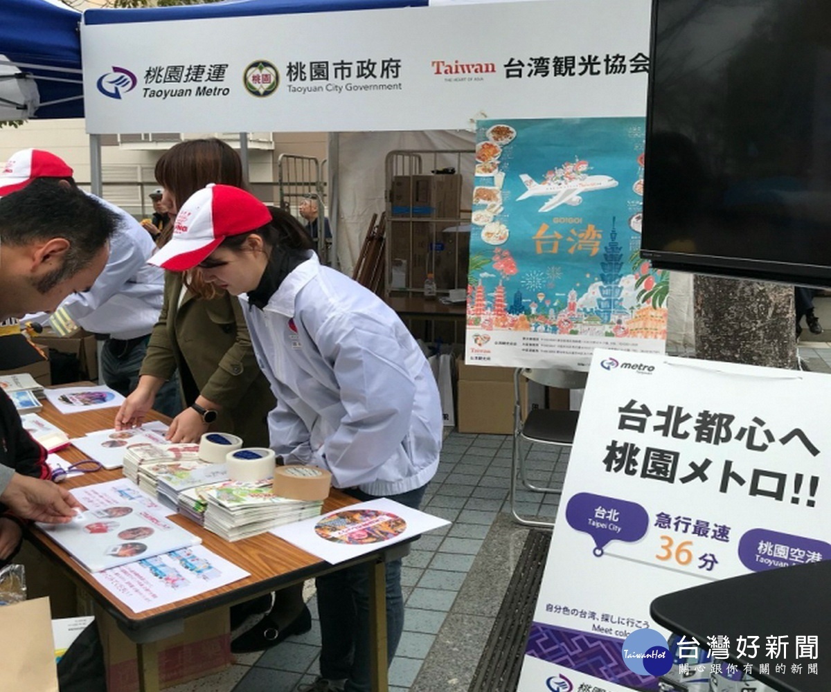 桃捷公司在大阪巨蛋球場入口處擺設攤位，設計了有獎徵答互動遊戲，贈送「桃捷限量A19特製棒球鑰匙圈」，獎品精緻可愛，讓日本球迷也愛不釋手。