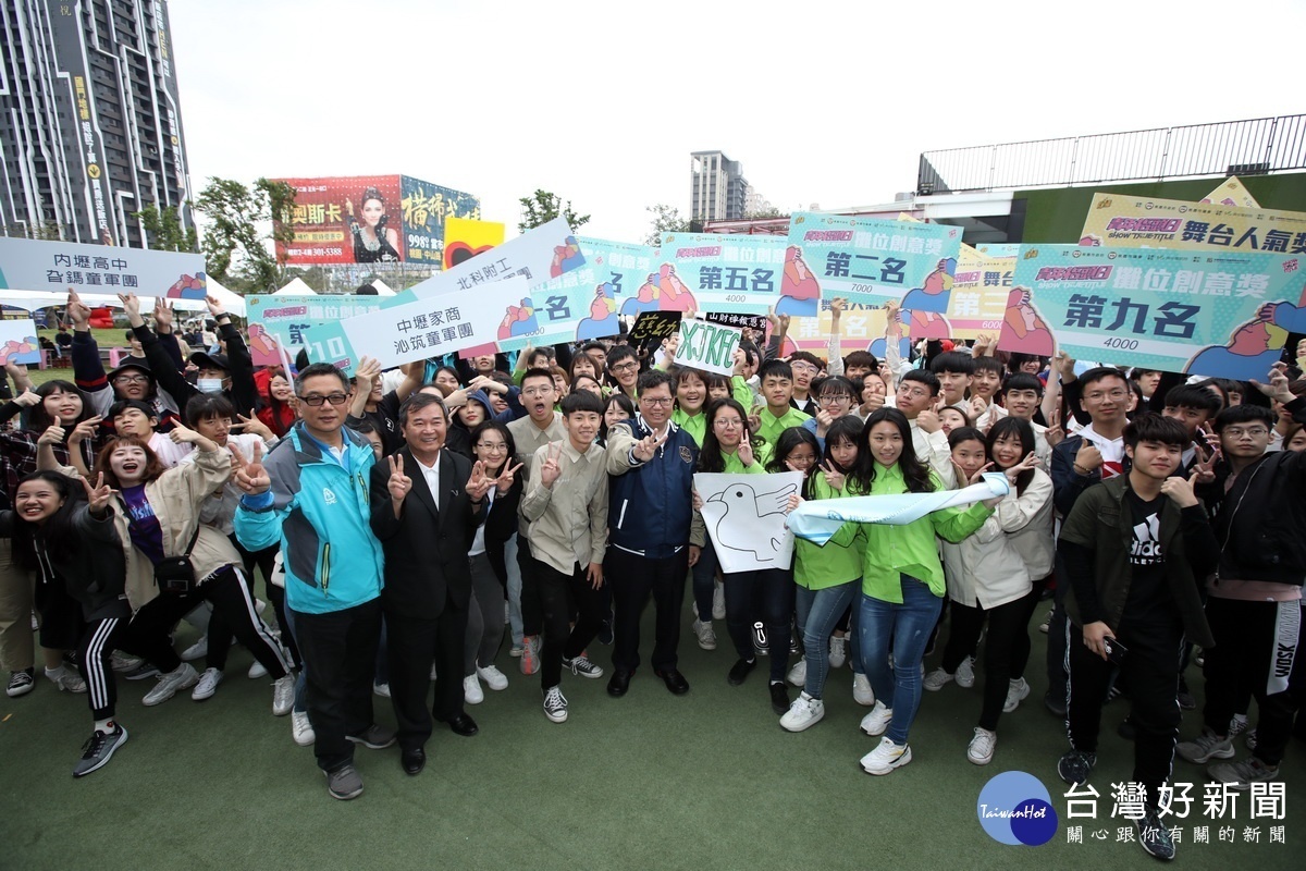 桃園市長鄭文燦出席「興光堡壘青年創藝聚落」啟用典禮，與青年朋友們合影。