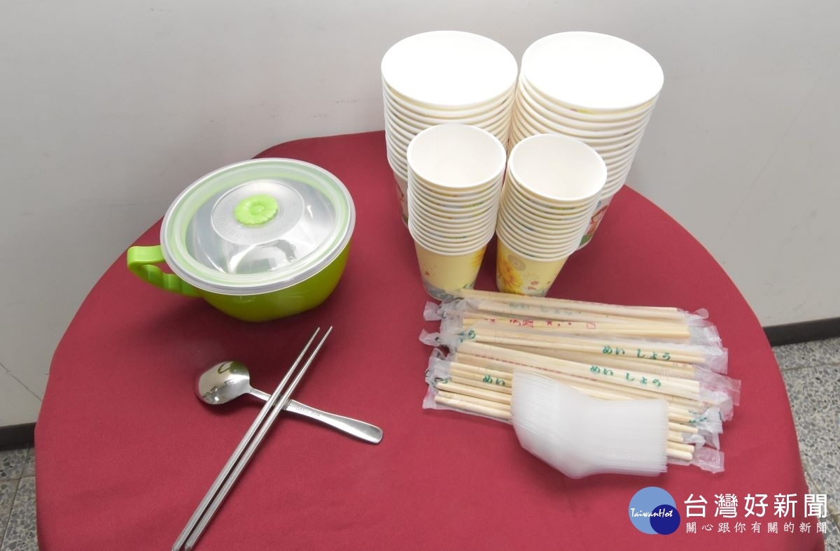 參與全程媽祖遶境使用環保餐具可省下免洗餐具的量比較圖。圖/記者鄧富珍攝