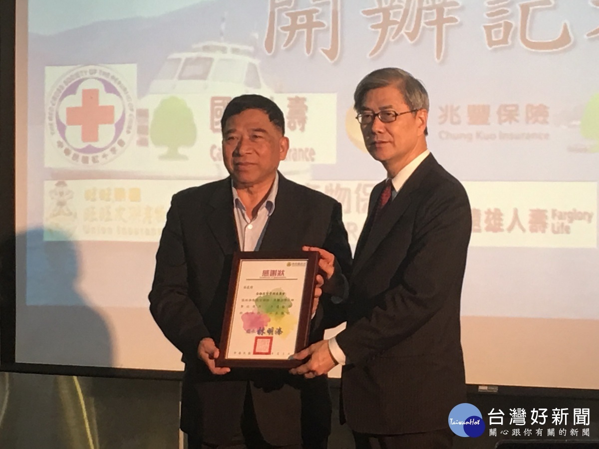 副縣長陳正昇( 左)致感謝狀予金融監督管委會副主委黃天牧。(記者扶小萍攝)