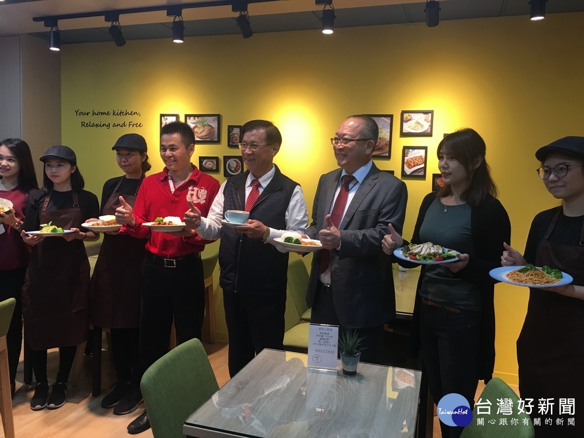 自由小廚房上菜囉,林縣長大力推薦。